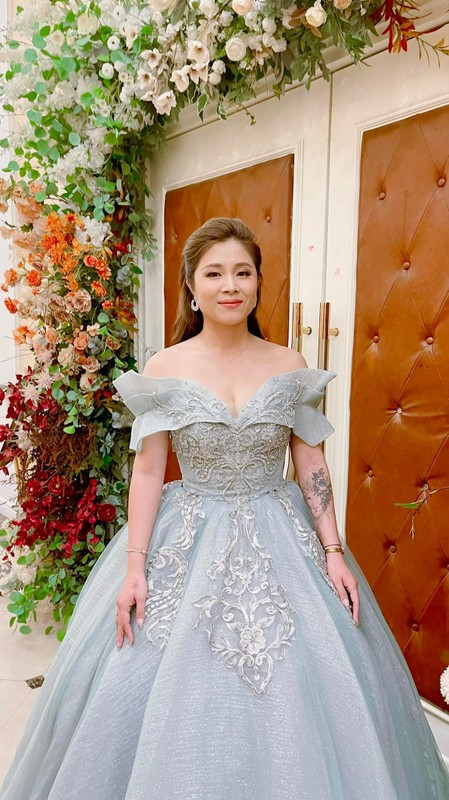 Hoàng Linh vẫn thường xuyên khoe khoảnh khắc nóng bỏng lộ hình xăm trên người như vậy.