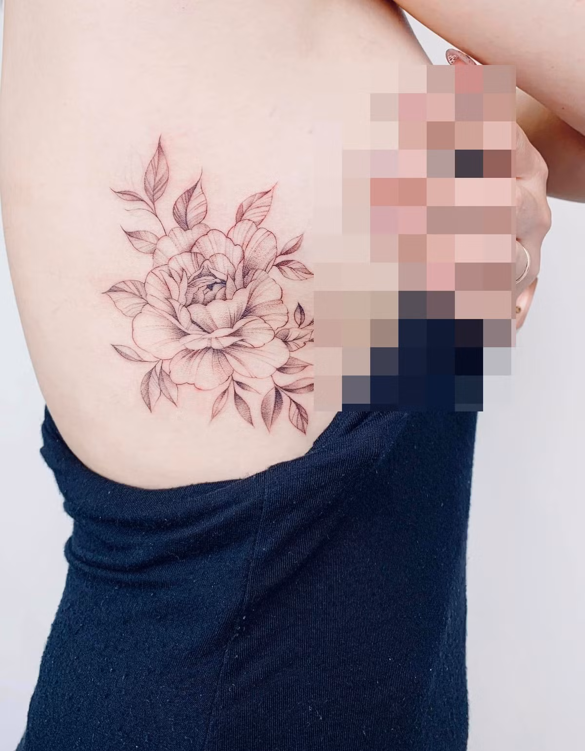 Dưới phần bình luận netizen xuýt xoa vì hình xăm, ngoài ra họ "nể" phục vì Hoàng Linh chịu đau giỏi, sở hữu vô số hình xăm trên cơ thể.