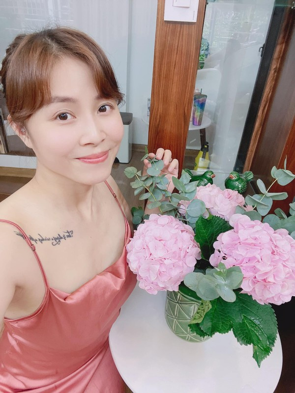 Ấn tượng nhất phải kể đến hình xăm hoa hồng ở đùi nữ MC.