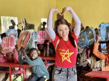 Tuy nhiên, cư dân mạng "đào lại" phản ứng của Quang Linh trong thời gian gặp nữ Youtuber.