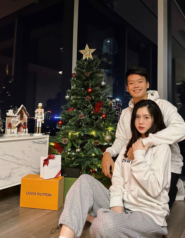 Bên cạnh sự nghiệp bóng đá thành công, Nguyễn Thành Chung còn khiến không ít người ngưỡng mộ vì có cuộc hôn nhân viên mãn với cô nàng Tố Uyên xinh đẹp.