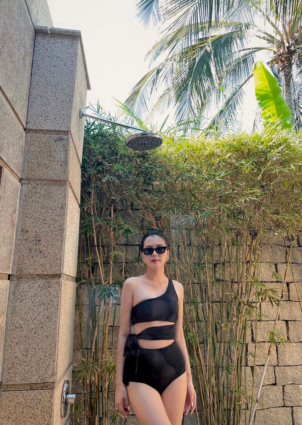 Sau khi sinh con Ngô Tố Uyên xuất hiện nhiều hơn trên MXH, cô được nhận xét ngày càng táo bạo, ăn mặc gợi cảm hơn trước.