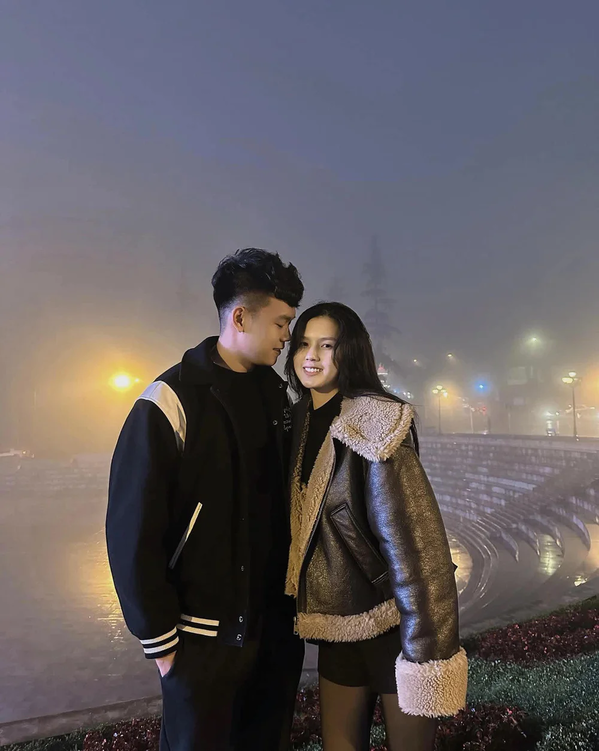 Cầu thủ Thành Chung và bà xã luôn thoải mái chia sẻ hình ảnh tình tứ, dành cho nhau nhiều lời ngọt ngào, lãng mạn trên mạng xã hội. Ảnh: FBNV