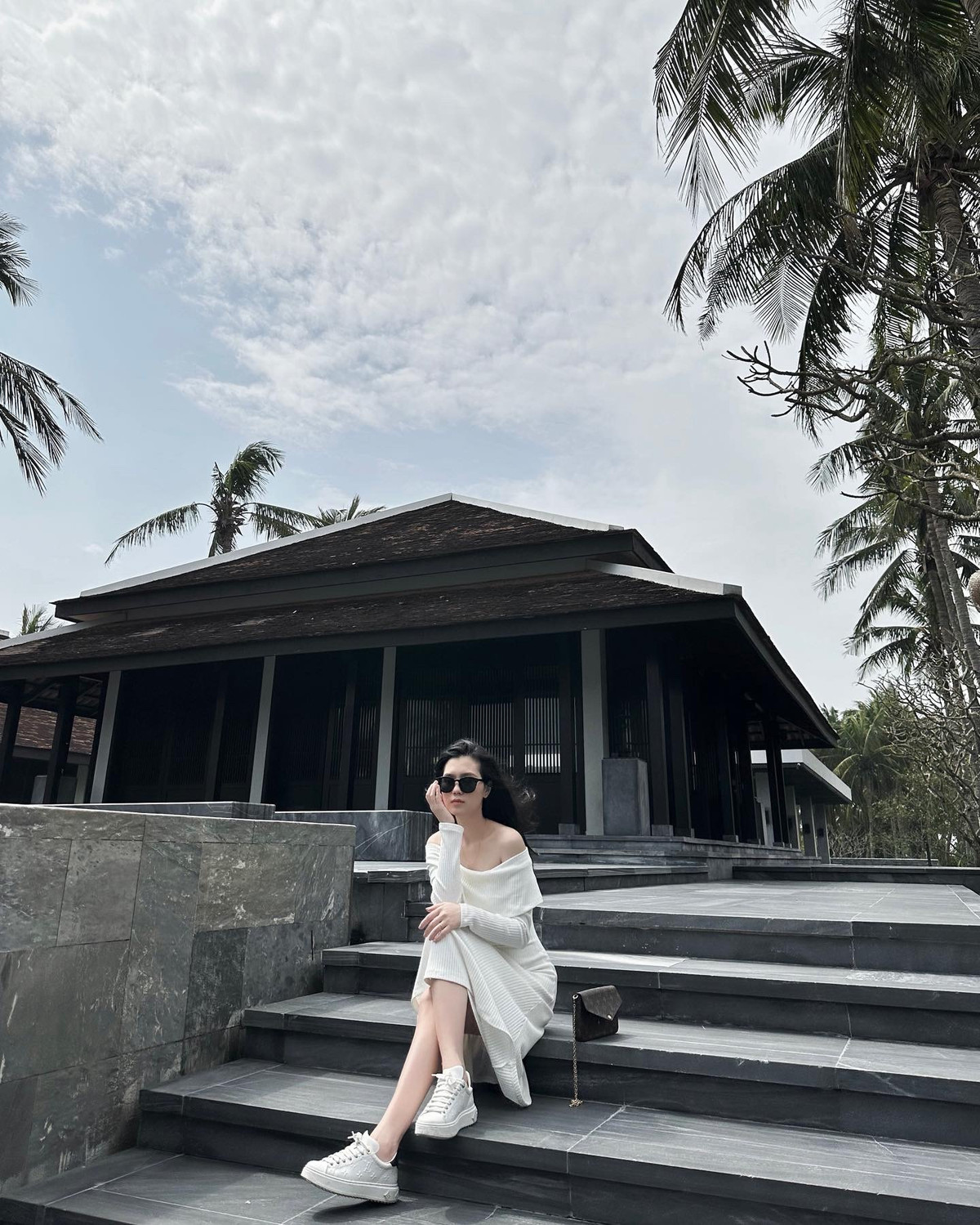 Nhan sắc của vợ cầu thủ Thành Chung khiến nhiều người ấn tượng bởi dù mới sinh nhưng cô nàng về dáng rất nhanh, thân hình thon thả, gọn gàng.