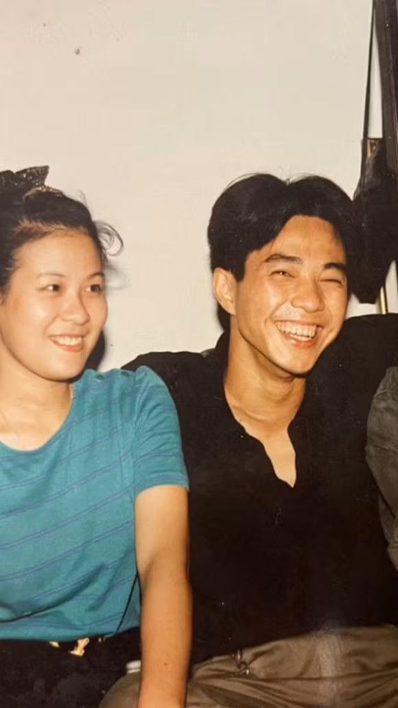 Bố Huyme đã có gu ăn mặc cùng thần thái lịch lãm đậm chất nghệ sĩ thời thanh niên. Vốn là một người làm nghệ thuật chuyên nghiệp nên dễ hiểu tại sao bố Huyme lại ăn mặc như vậy.