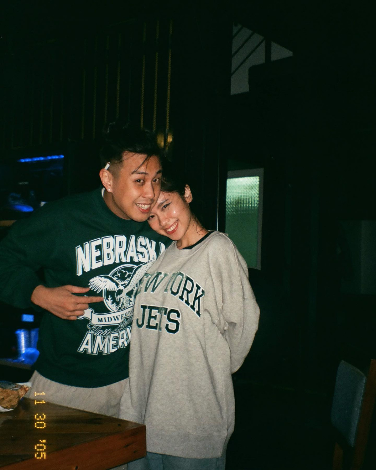 Khi gặp bạn bè Huyme và "hot girl tạp hoá'' Hàn Hằng chẳng ngần ngại thể hiện tình cảm.