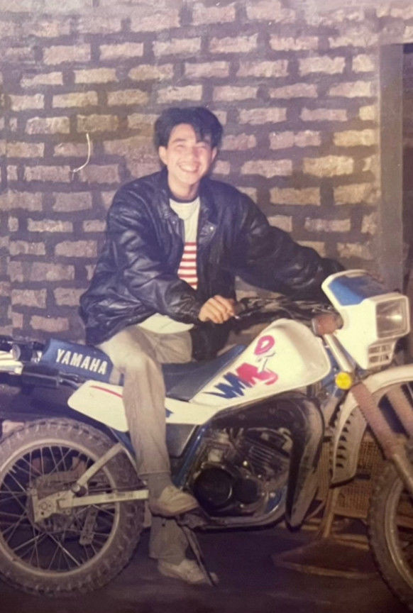 Netizen xem xong ảnh ai cũng gật gù công nhận với diện mạo bảnh bao, điển trai như tài tử thời ấy thì bố của vlogger đời đầu này hẳn khiến cô gái phải siêu lòng.