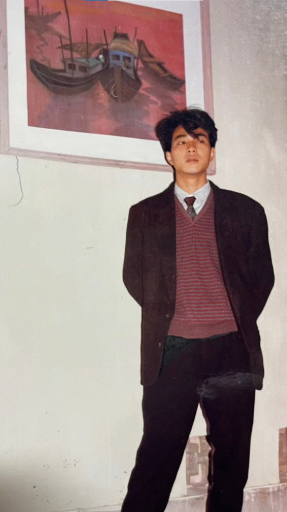 Sự thừa hưởng gen này một phần chính là nhờ người bố - nghệ sĩ, họa sĩ tranh trừu tượng Phạm An Hải. Điều đó thể hiện qua loạt hình ảnh mà nam vlogger chia sẻ về bố mình thời còn trẻ.