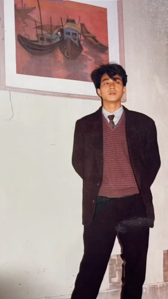 Sự thừa hưởng gen này một phần chính là nhờ người bố - nghệ sĩ, họa sĩ tranh trừu tượng Phạm An Hải. Điều đó thể hiện qua loạt hình ảnh mà nam vlogger chia sẻ về bố mình thời còn trẻ.