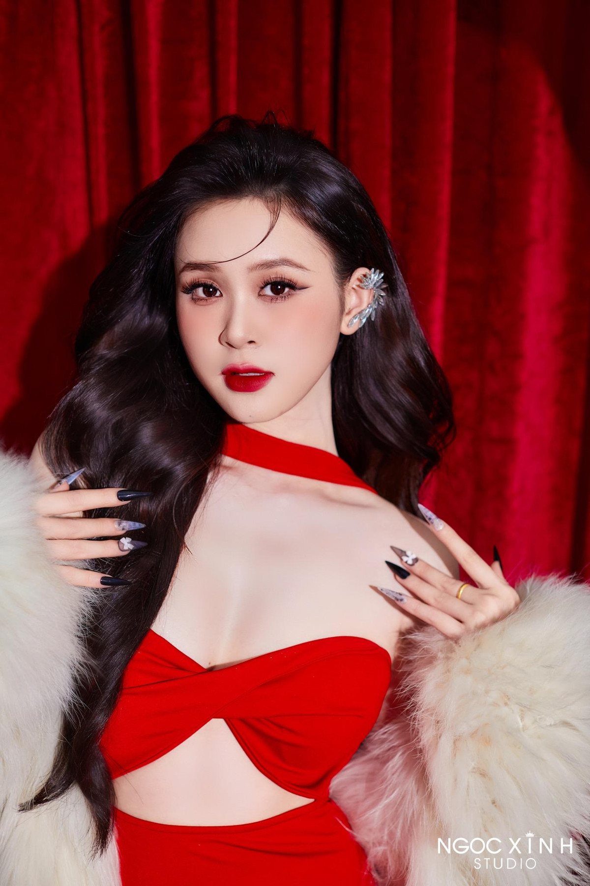 Hiện tại, sau khi ra trường, Thảo Vi công tác tại Đài Truyền hình Nghệ An.