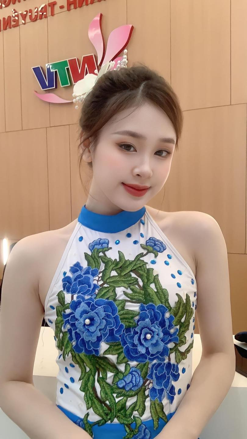 Trong ảnh gái xinh này mặc trang phục múa dân gian đương đại, mái tóc búi cao, làn da trắng sáng cùng gương mặt được trang điểm kỹ càng. Cô khiến ai nấy đều phải trầm trồ trước nhan sắc ngọt ngào.