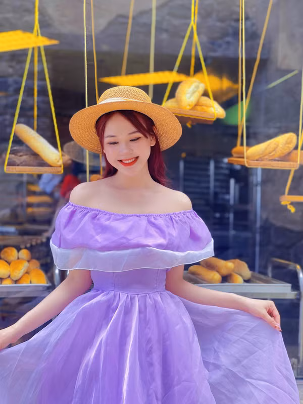 Sinh ra và lớn lên ở Hòa Bình nhưng lại theo học ở Nghệ An, cuộc sống xa gia đình khiến Thảo Vi phải trở nên tự lập ngay cả trong học tập và cuộc sống.