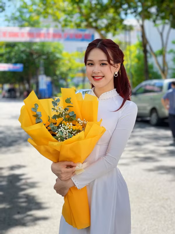 Thảo Vi cũng từng giành ngôi vị cao nhất của cuộc thi Hoa khôi Sinh viên Nghệ An và lọt top 30 thí sinh xuất sắc nhất cuộc thi Hoa hậu Việt Nam 2020.