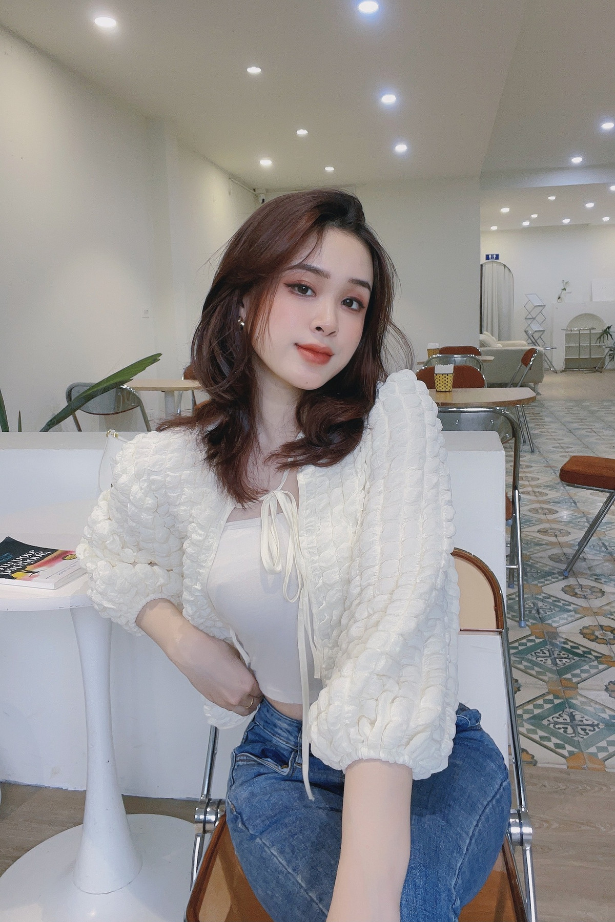 Thảo Vi có nụ cười tỏa nắng, gương mặt thanh tú và dáng người mảnh mai.