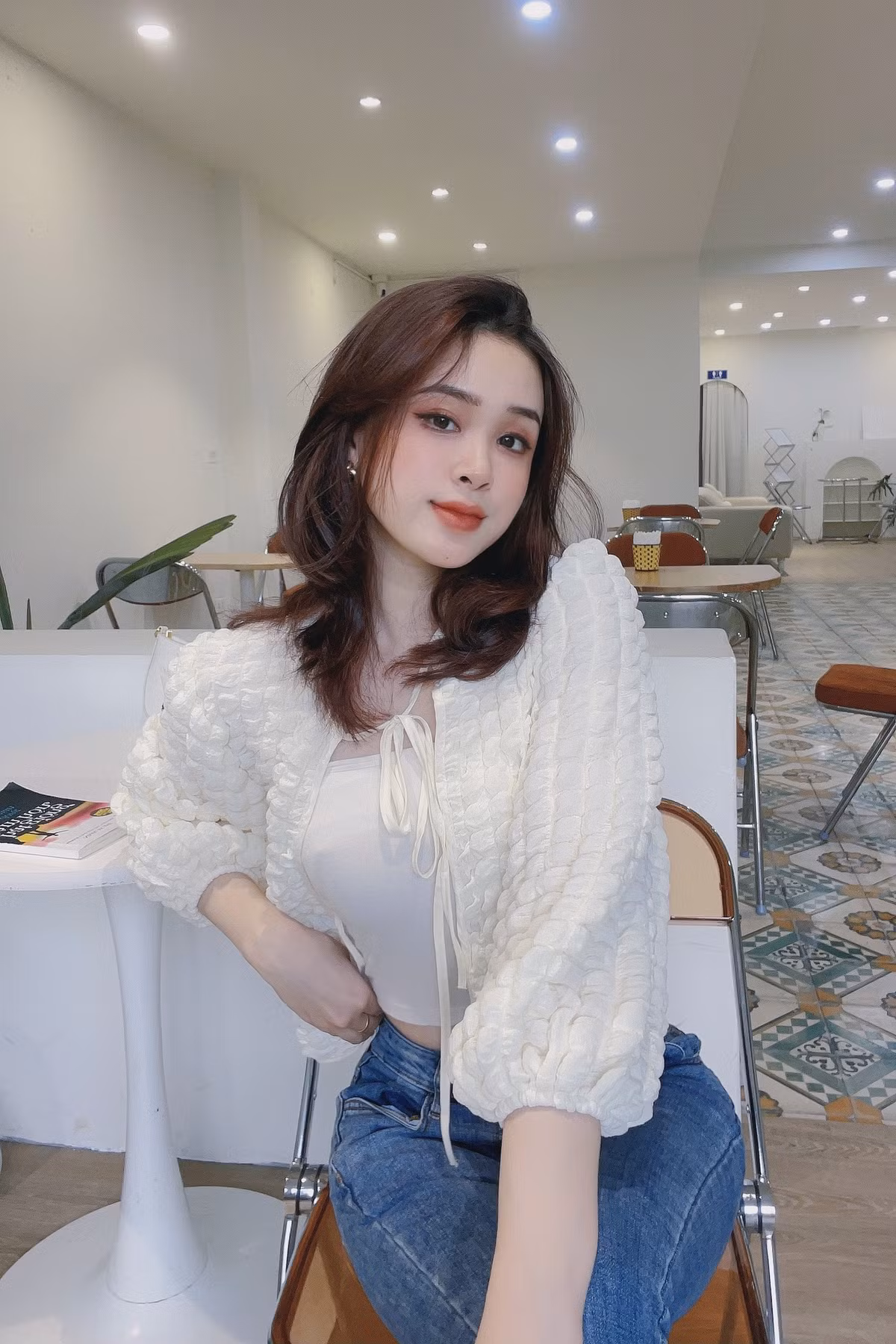 Thảo Vi có nụ cười tỏa nắng, gương mặt thanh tú và dáng người mảnh mai.