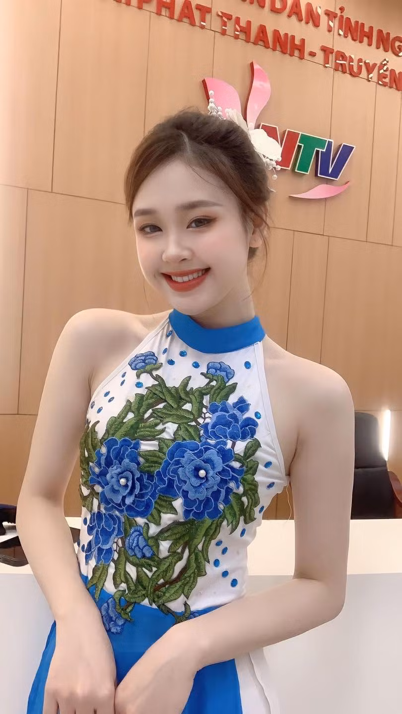 Danh tinh nu MC xu Nghe noi tieng chi tu mot khoanh khac