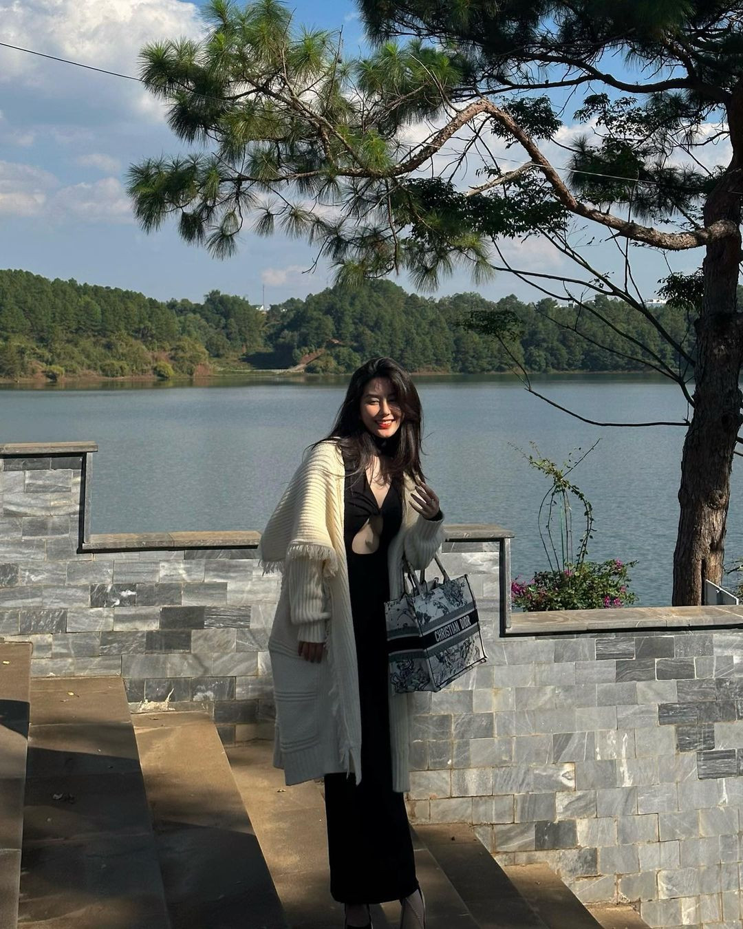 Mới đây hot girl Sài thành này chia sẻ hình ảnh mới trên trang cá nhân. Võ Ngọc Trân diện thiết kế váy dài có dáng cut-out ở thân trước.