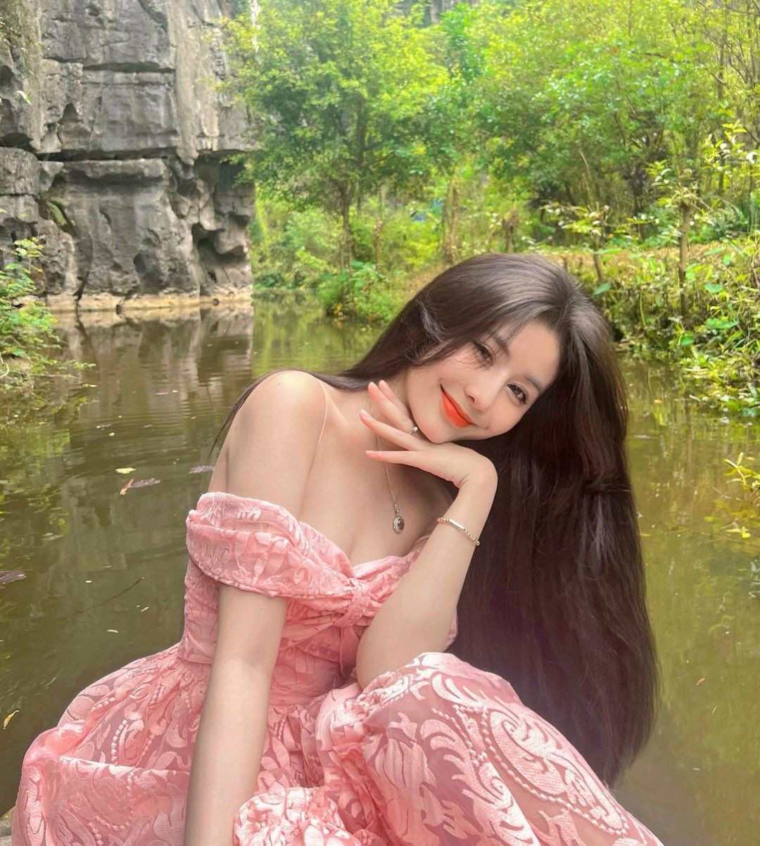 Ngoài tài năng và nhan sắc được báo Seoul ca ngợi với danh hiệu “hot girl không góc chết”, cô còn gây chú ý với thân hình gợi cảm.