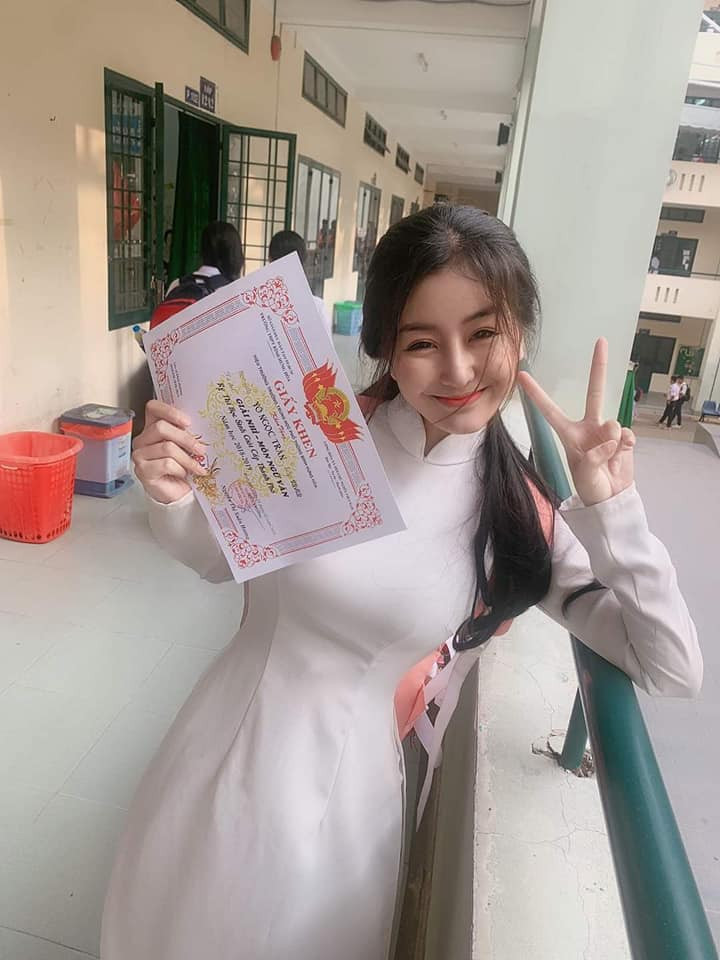 Trước sự nghi vấn của cư dân mạng hot girl Võ Ngọc Trân thẳng thắn đáp: "Mình không làm ngực nha".