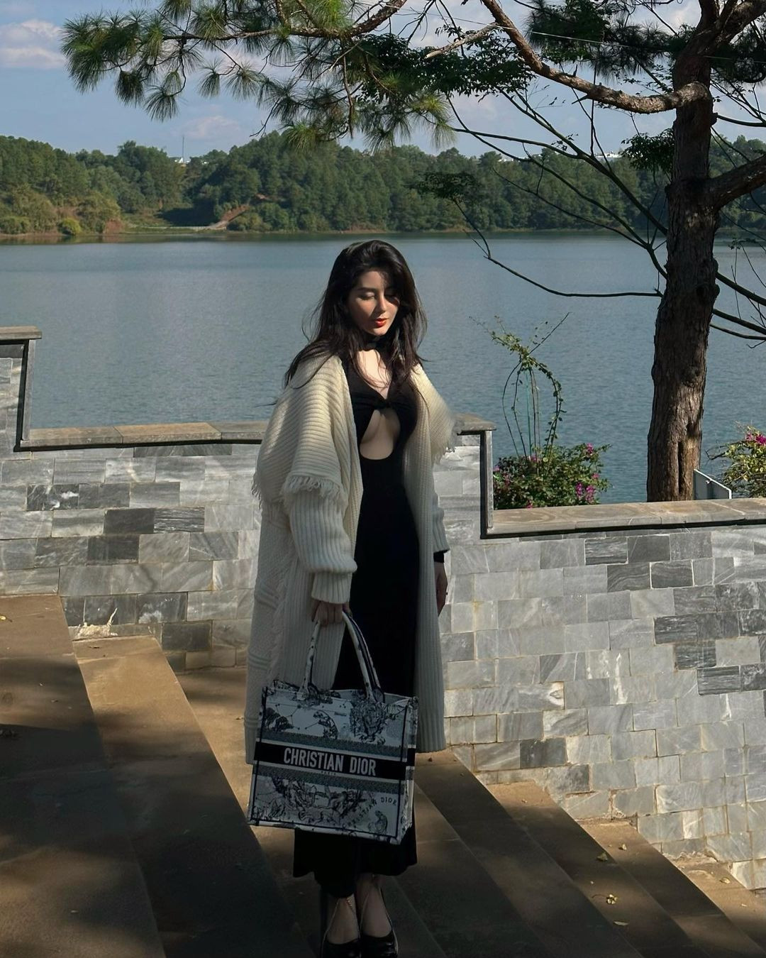 Cùng với đó cô khoác chiếc carigan màu be và xách túi Dior. Cư dân mạng khen ngợi vẻ ngoài xinh đẹp của Võ Ngọc Trân.