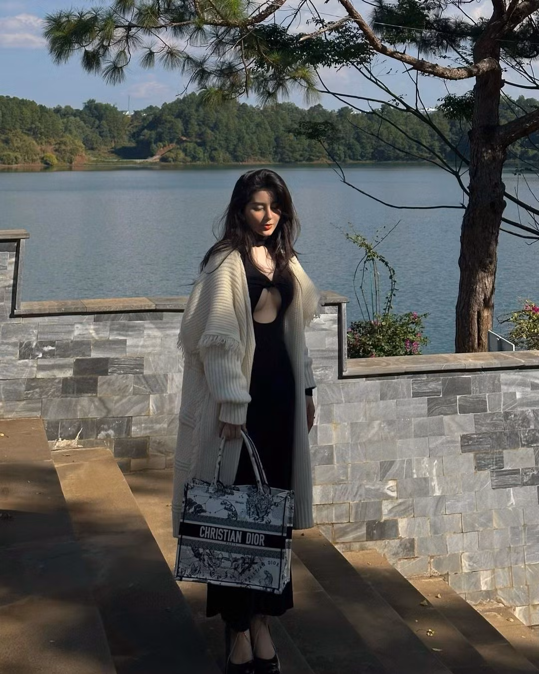 Cùng với đó cô khoác chiếc carigan màu be và xách túi Dior. Cư dân mạng khen ngợi vẻ ngoài xinh đẹp của Võ Ngọc Trân.