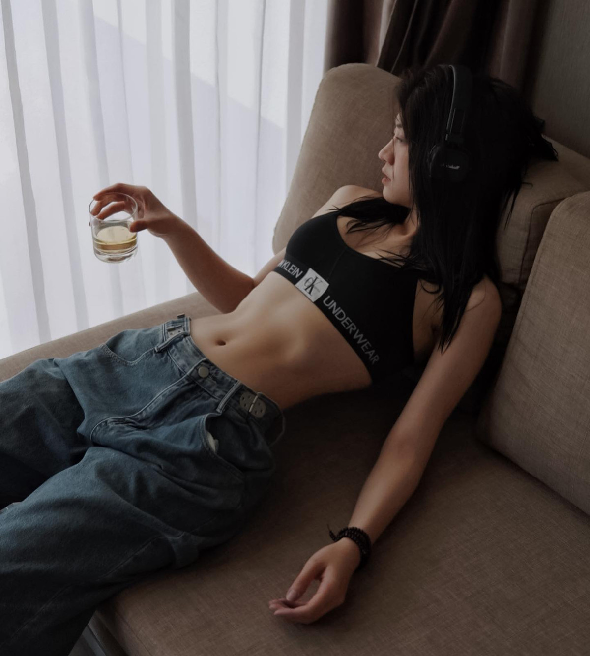 Bên cạnh sự quyến rũ, táo bạo không ít cư dân mạng nhận ra cách tạo dáng của Lê Bống tương tự với Jennie (thành viên nhóm BLACKPINK) khi cả hai diện thiết kế cùng một nhà mốt. Lê Bống cũng pose cùng một dáng nằm như vậy.