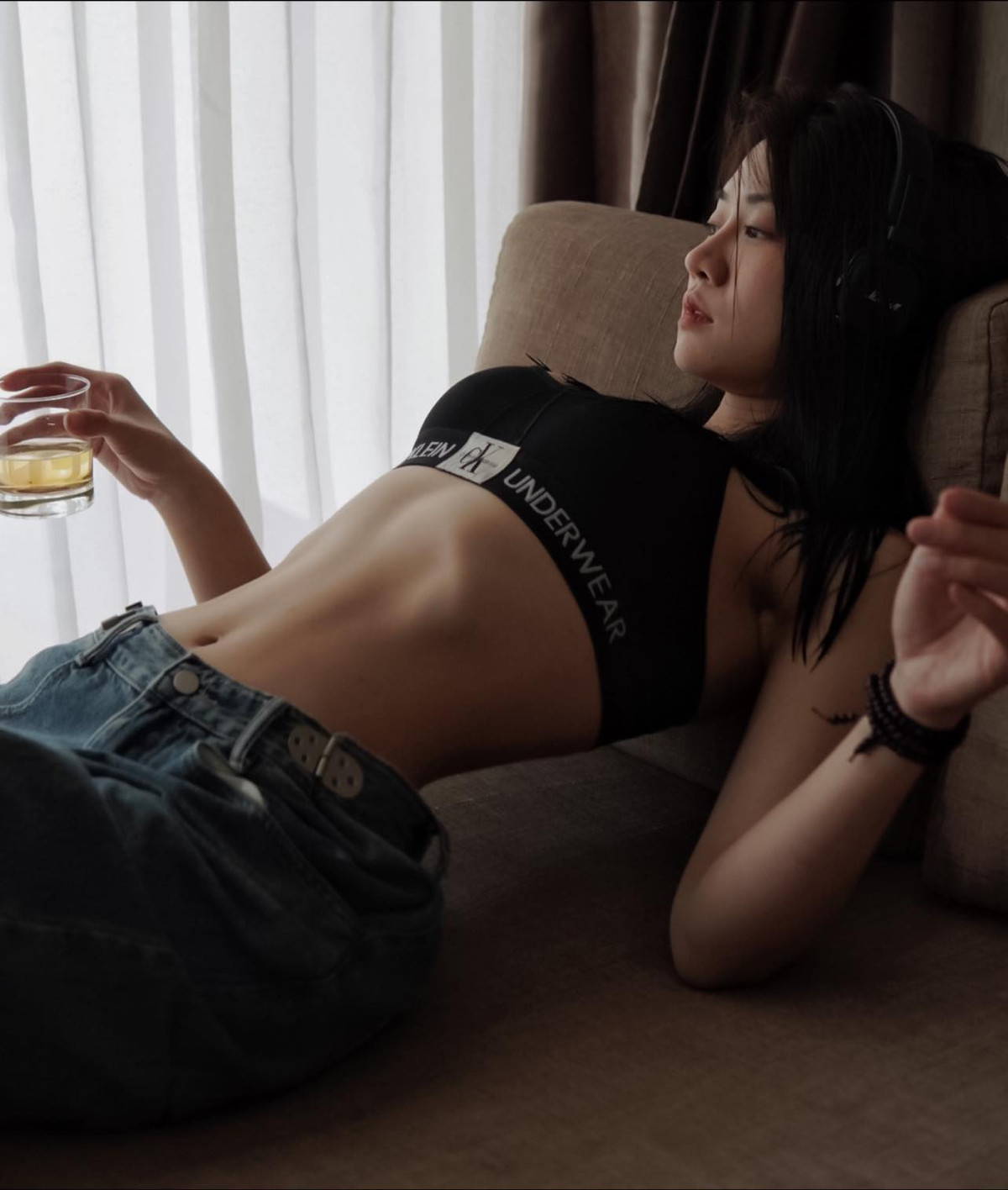 Mặc dù bộ ảnh có phần cosplay nhưng Lê Bống vẫn nhận về vô số lời khen cho vóc dáng đẹp, vòng eo con kiến khó ai có thể bì kịp.