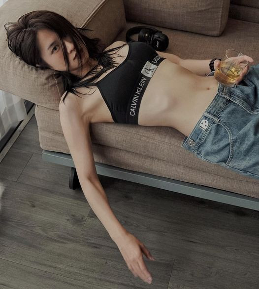 Mới đây, trên trang cá nhân của mình Lê Bống đăng tải loạt ảnh diện trang phục nội y cực kỳ quyến rũ.