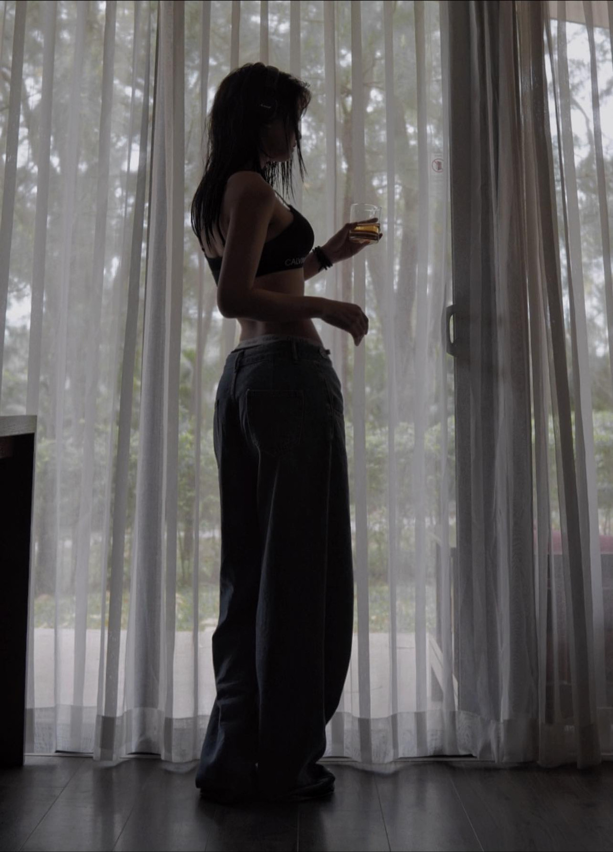 Tương tự ngôi sao đình đám xứ Hàn, nữ TikToker cũng tạo dáng bên ghế, khoe đường cong cơ thể nuột nà và phần xương hông quyến rũ.