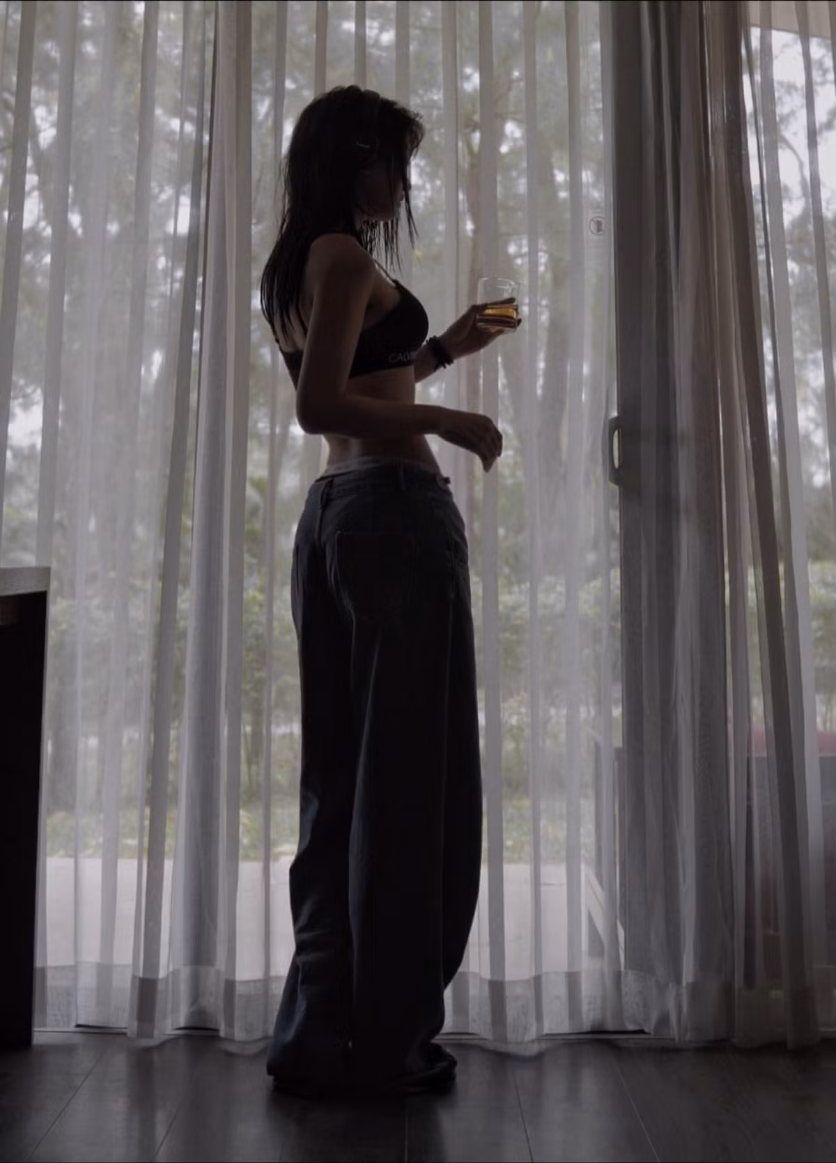 Tương tự ngôi sao đình đám xứ Hàn, nữ TikToker cũng tạo dáng bên ghế, khoe đường cong cơ thể nuột nà và phần xương hông quyến rũ.