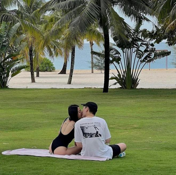 Như một cơ duyên trời định, anh chàng này nhắn tin cho nữ streamer để bày tỏ thắc mắc, cô kể: "Người yêu mình nhắn tin cho mình, ổng kêu "ê gì đấy, hửm?" kiểu nói tiếng Anh nhưng mà ý của ông là vậy á, mình dịch cho mọi người hiểu".