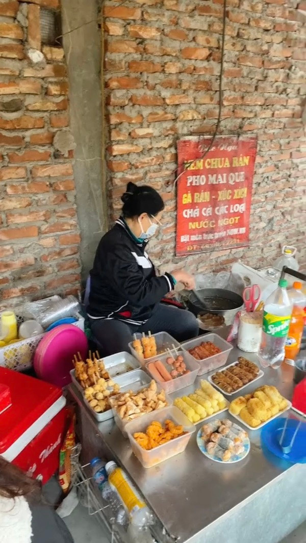 Mới đây, bài viết về cô bán thịt xiên ở vỉa hè Hà Nội đang nhận được sự quan tâm của đông đảo giới trẻ, nhất là những ai từng có thời gian gắn bó với quán ăn của cô.
