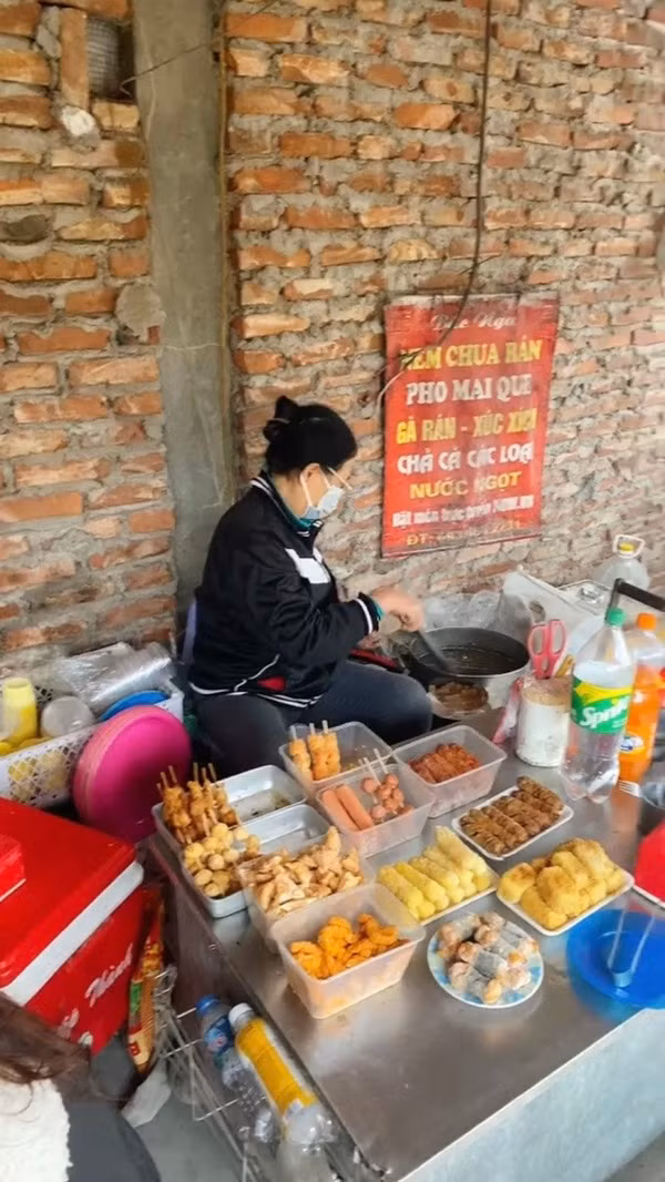 Mới đây, bài viết về cô bán thịt xiên ở vỉa hè Hà Nội đang nhận được sự quan tâm của đông đảo giới trẻ, nhất là những ai từng có thời gian gắn bó với quán ăn của cô.