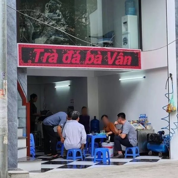 Về căn nhà tiền tỷ nằm ở mặt phố, bác Vân xác nhận đây chính là nhà của mình, tuy nhiên đã được mua từ năm 1989. Chiếc xe Mercedes đắt đỏ cũng là của con gái bác mang đến gửi.