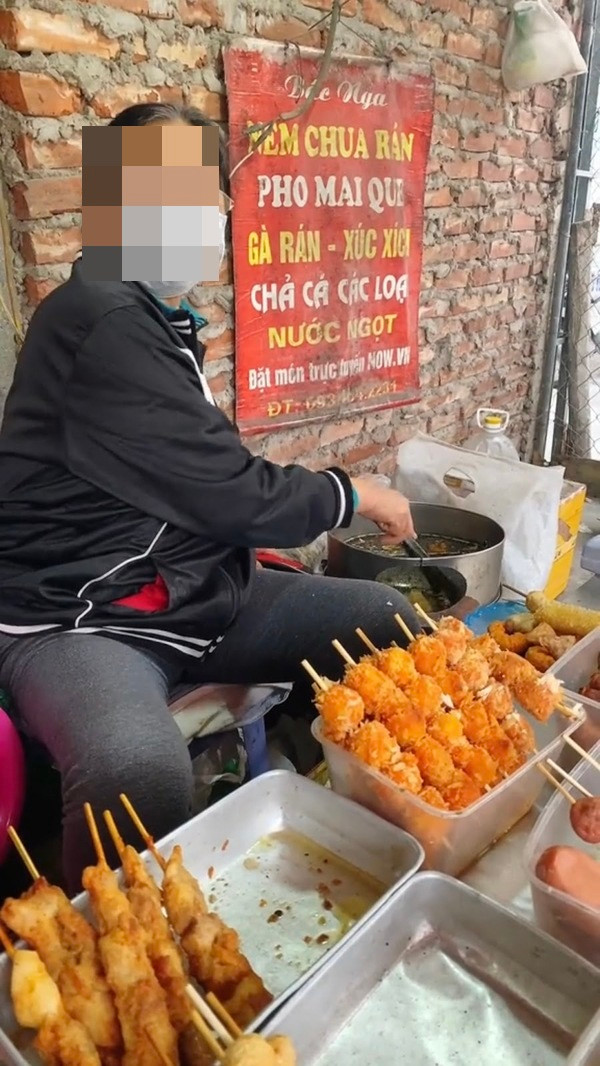 Theo người đăng tải clip kể lại, cô bán thịt xiên vỉa hè ở đây đã lâu, là tuổi thơ của nhiều thế hệ trẻ. Thậm chí, có những người bây giờ đã U40 một vợ, hai con vẫn còn nhớ về tiệm xiên nhỏ này.
