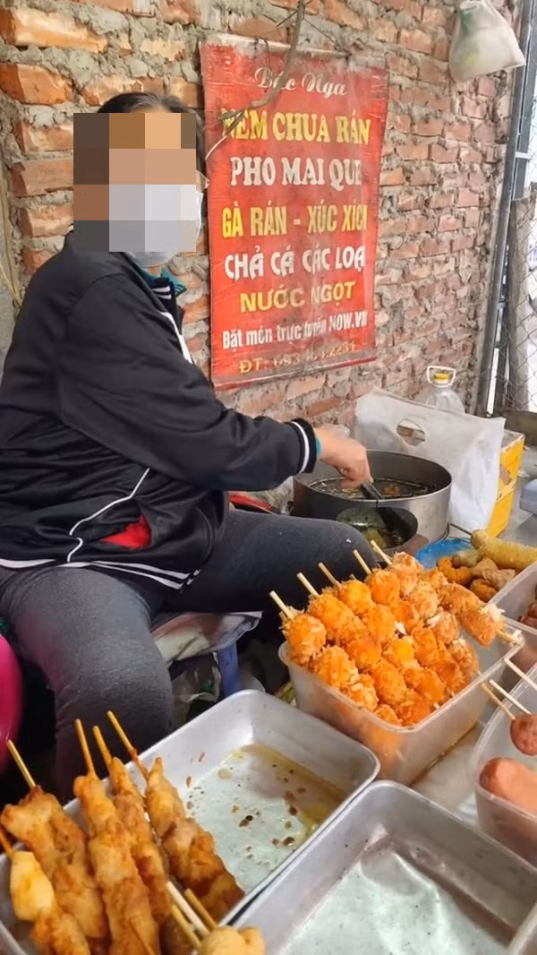 Theo người đăng tải clip kể lại, cô bán thịt xiên vỉa hè ở đây đã lâu, là tuổi thơ của nhiều thế hệ trẻ. Thậm chí, có những người bây giờ đã U40 một vợ, hai con vẫn còn nhớ về tiệm xiên nhỏ này.