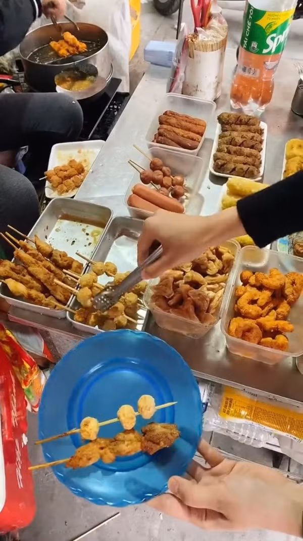 Cô gái này cũng cho biết cô đã tự tay nuôi 2 con ăn học tại nước ngoài. Đến nay, khi các con đã thành tài, tài chính vững vàng đủ để đưa mẹ sang sống cùng, bác lại lựa chọn ở lại Hà Nội, tiếp tục công việc.