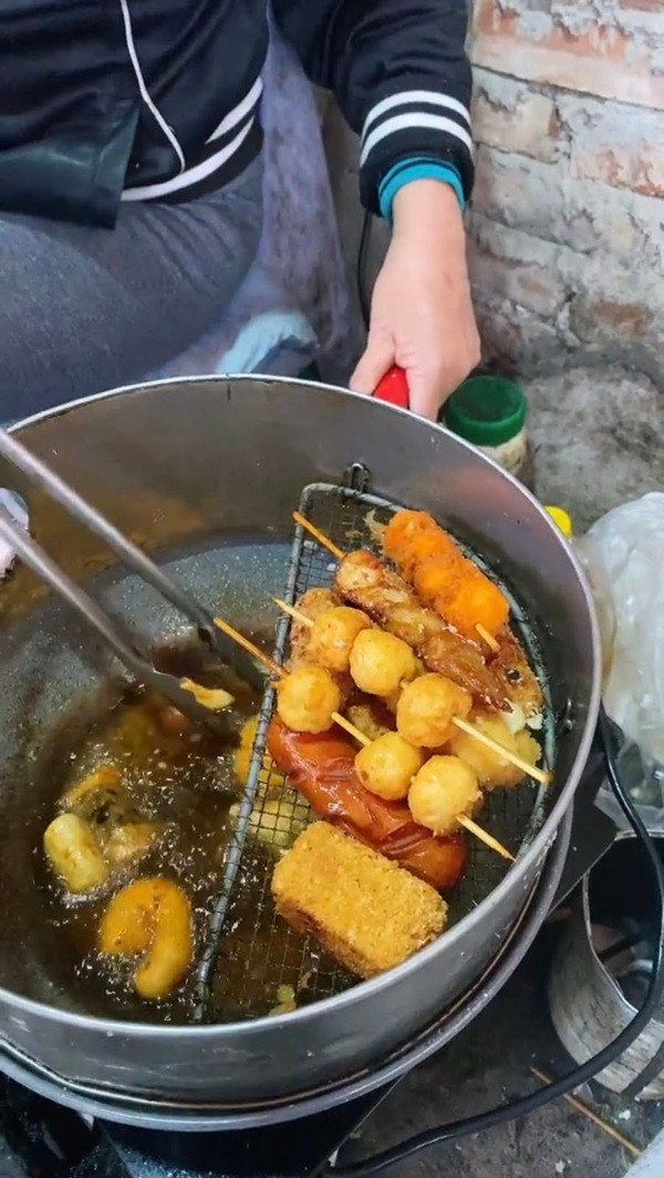 Gần đây, nhiều người thắc mắc không hiểu vì lý do gì mà hơn nửa năm vẫn không thấy cô xuất hiện. Sau khi hỏi thăm thì một người chia sẻ là cô được con đặt vé cho đi du lịch châu Âu suốt 5 tháng qua.