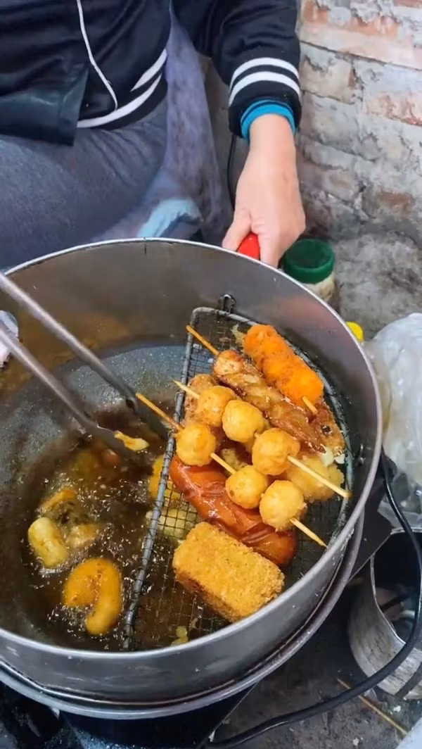 Gần đây, nhiều người thắc mắc không hiểu vì lý do gì mà hơn nửa năm vẫn không thấy cô xuất hiện. Sau khi hỏi thăm thì một người chia sẻ là cô được con đặt vé cho đi du lịch châu Âu suốt 5 tháng qua.