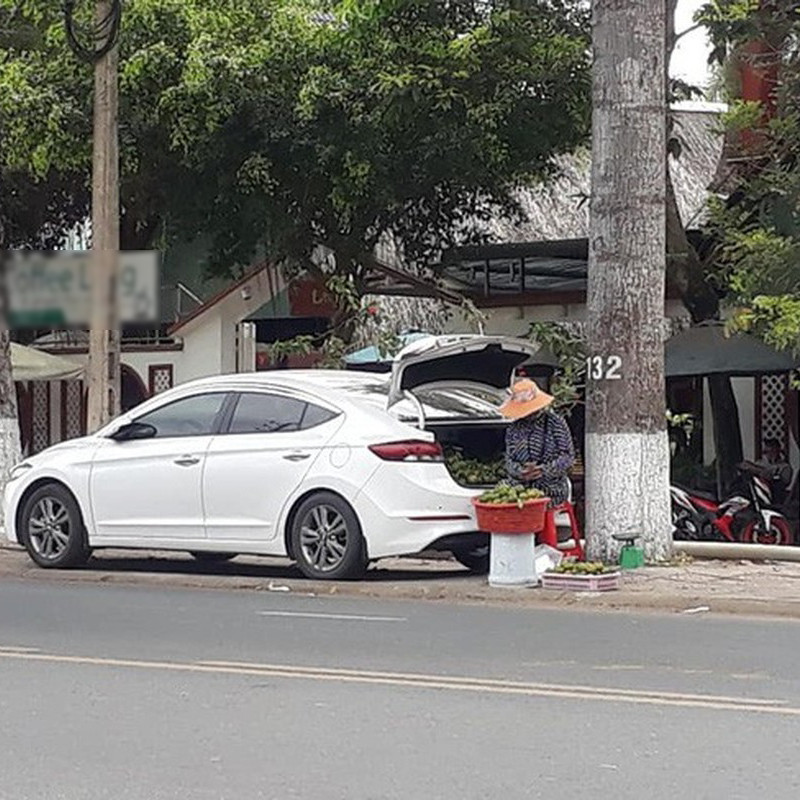 Một người phụ nữ từng gây chú ý khi bán cam sau cốp ô tô. Sau khi hết hàng chỉ cần thu dọn mọi thứ lên xe ô tô là có thể về ngay. Ảnh: Tổng hợp