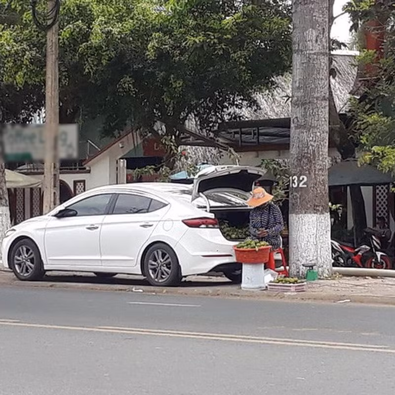 Một người phụ nữ từng gây chú ý khi bán cam sau cốp ô tô. Sau khi hết hàng chỉ cần thu dọn mọi thứ lên xe ô tô là có thể về ngay. Ảnh: Tổng hợp