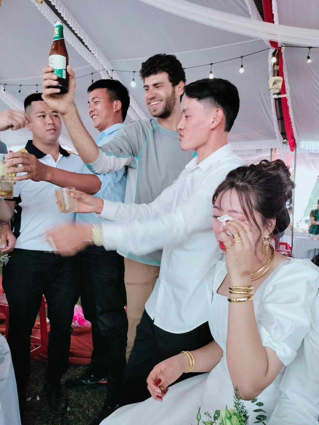 Loạt hình ảnh 3 chàng trai Tây không mời mà đến nhanh chóng thu hút sự chú ý của cư dân mạng. Ảnh: Quảng trị 24h