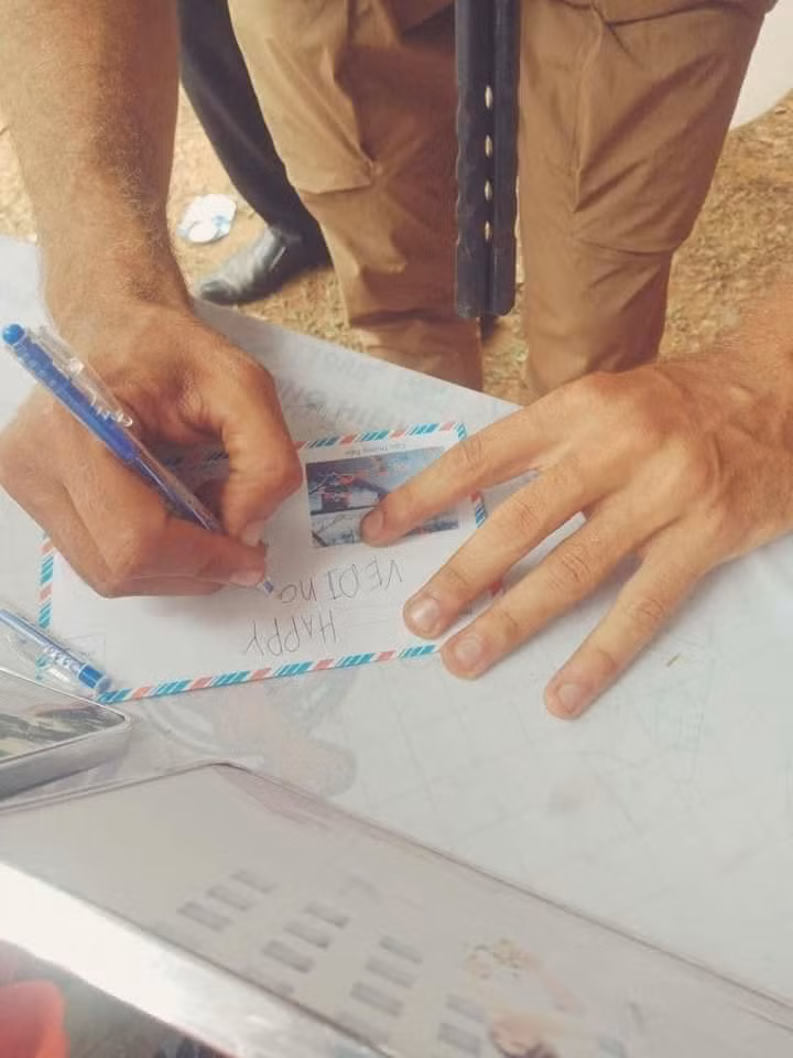 Không những vậy, chàng Tây còn thể hiện sự "nhập gia tùy tục" của mình khi đến với Việt Nam. Trước khi vào bên trong đám cưới, anh chàng cùng 2 người bạn bỏ phong bì với dòng chữ "happpy wedding" để mừng cô dâu chú rể. Ảnh: Nguyễn Văn Nguyên