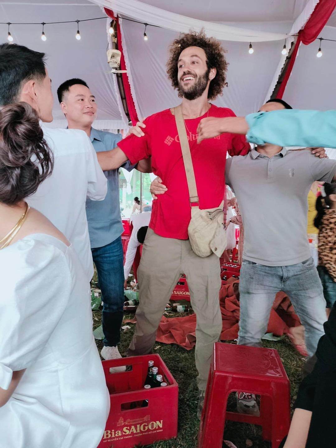 Ai nấy đều công nhận anh chàng đã hài hước, nhiệt tình lại còn có duyên nên mới được chào đón như vậy. Ảnh: Quảng trị 24h