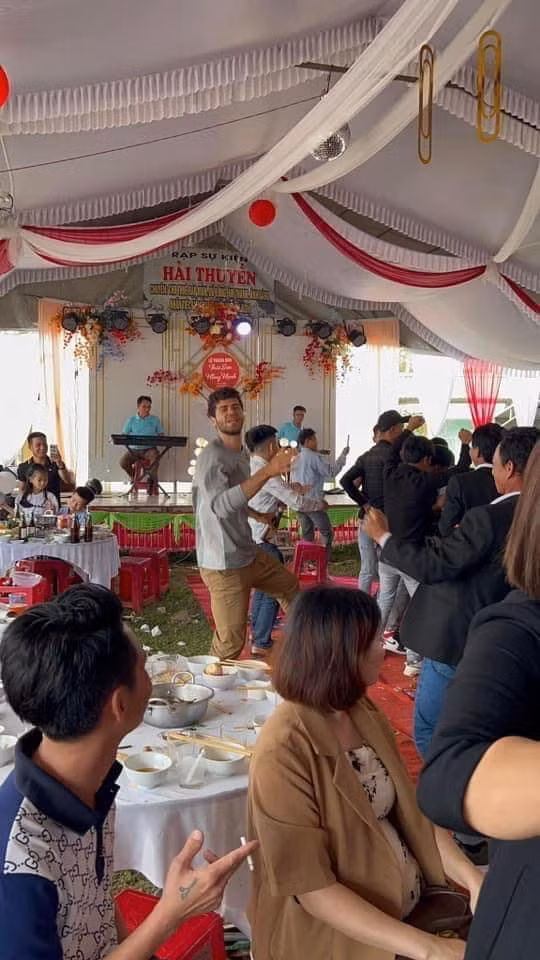 Là người lạ, thế nhưng anh Tây "quẩy" rất hăng và thoải mái. Ảnh: Quảng trị 24h