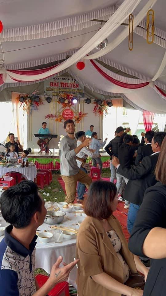 Là người lạ, thế nhưng anh Tây "quẩy" rất hăng và thoải mái. Ảnh: Quảng trị 24h