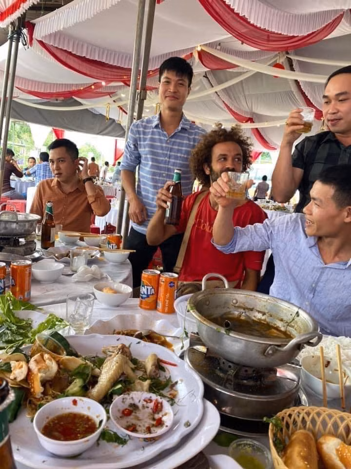 Bên cạnh đó, không ít ý kiến cũng cho rằng, sự xuất hiện bất ngờ của các anh bạn này chắc chắn sẽ đem đến những không khí tươi mới, vui vẻ tại đám cưới. Ảnh: Quảng trị 24h