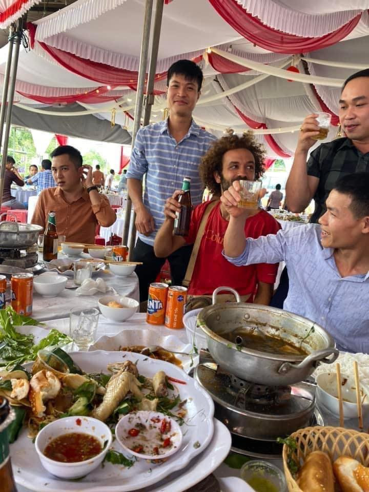 Bên cạnh đó, không ít ý kiến cũng cho rằng, sự xuất hiện bất ngờ của các anh bạn này chắc chắn sẽ đem đến những không khí tươi mới, vui vẻ tại đám cưới. Ảnh: Quảng trị 24h