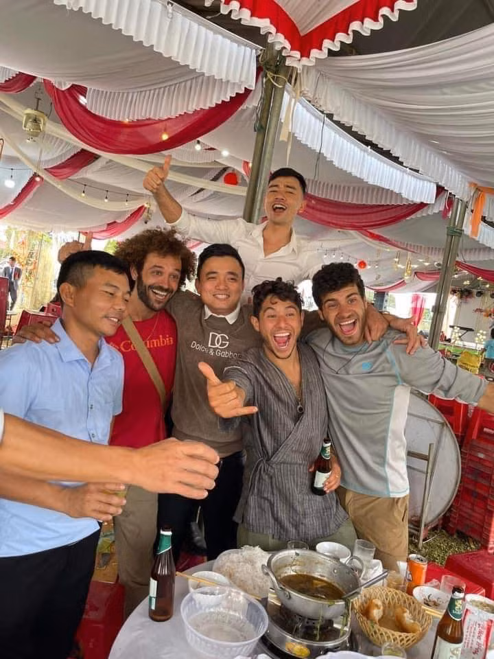 Nhiều người dù không quen nhưng trước sự thân thiện của anh chàng, ai cũng thoải mái, xem anh như người thân trong nhà. Ảnh: Quảng trị 24h