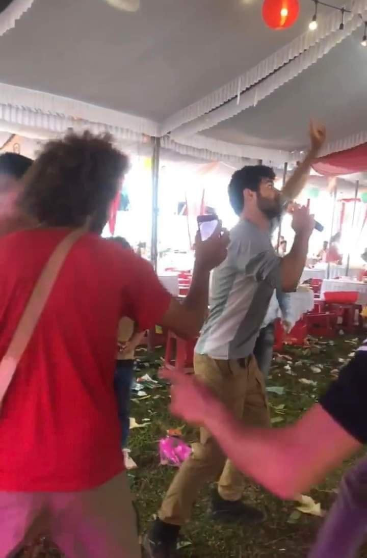 Theo chủ nhân bài đăng cho biết anh chàng ngoại quốc này là "khách không mời mà đến", đi ngang đám cưới quê nghe thấy bài nhạc cuốn quá, đúng bài tủ của mình nên anh chàng liền xin nhảy cùng, hát chung vui với anh em trong buổi lễ. Ảnh: Nguyễn Văn Nguyên